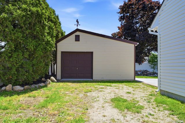 21 Robbins Street, Lindenhurst, NY 11757