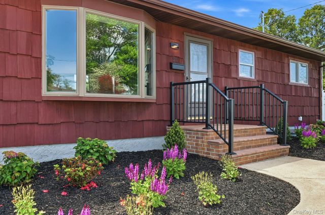 21 Robbins Street, Lindenhurst, NY 11757