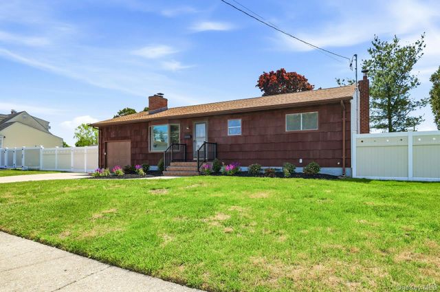 21 Robbins Street, Lindenhurst, NY 11757