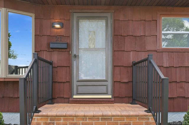 21 Robbins Street, Lindenhurst, NY 11757