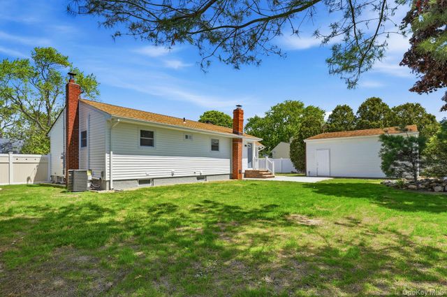 21 Robbins Street, Lindenhurst, NY 11757