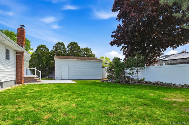 21 Robbins Street, Lindenhurst, NY 11757