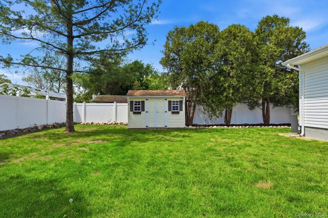 21 Robbins Street, Lindenhurst, NY 11757