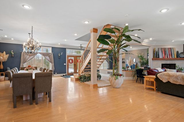 28W280 Oak Creek Court, West Chicago, IL 60185