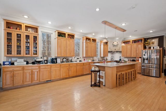 28W280 Oak Creek Court, West Chicago, IL 60185