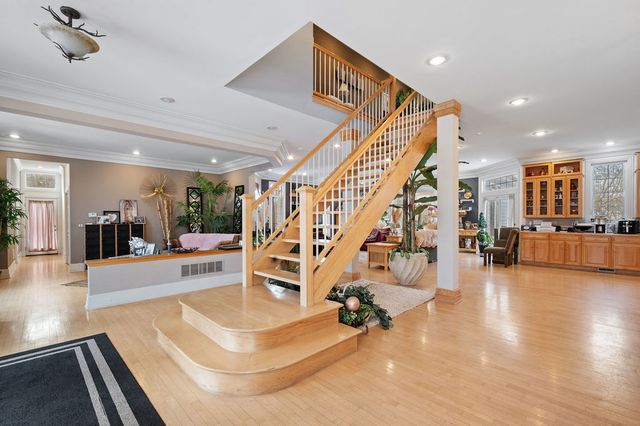 28W280 Oak Creek Court, West Chicago, IL 60185