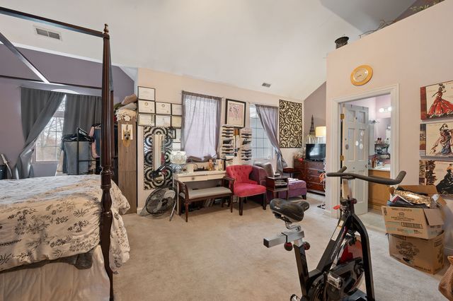 28W280 Oak Creek Court, West Chicago, IL 60185