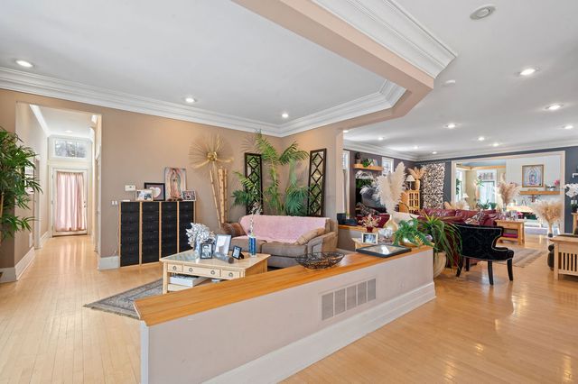 28W280 Oak Creek Court, West Chicago, IL 60185