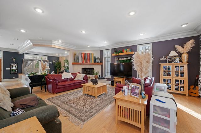 28W280 Oak Creek Court, West Chicago, IL 60185