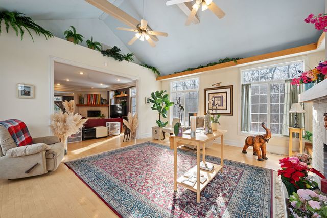 28W280 Oak Creek Court, West Chicago, IL 60185