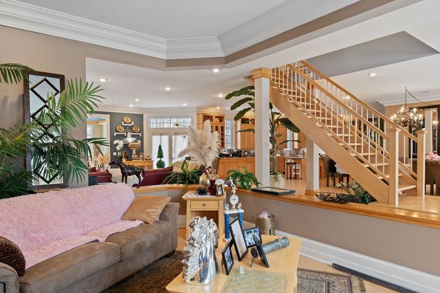 28W280 Oak Creek Court, West Chicago, IL 60185