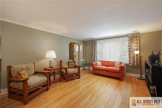 25 Voorhees Place, Metuchen, NJ 08840