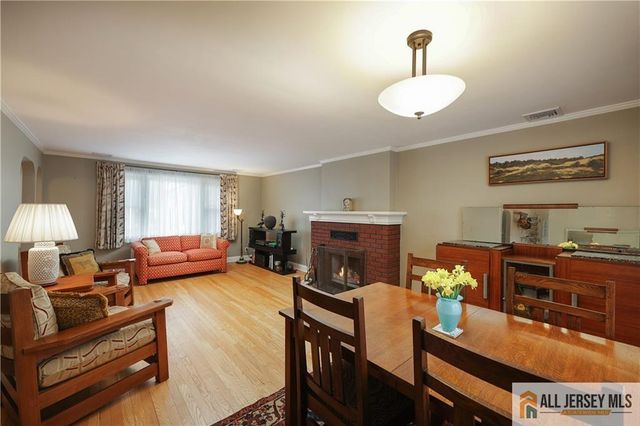 25 Voorhees Place, Metuchen, NJ 08840