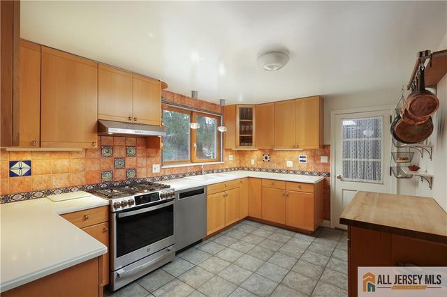 25 Voorhees Place, Metuchen, NJ 08840