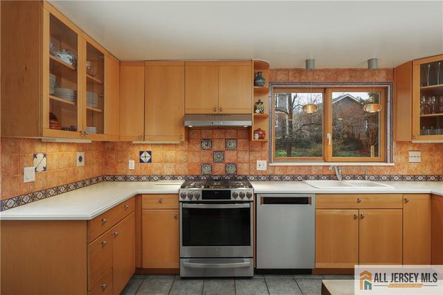 25 Voorhees Place, Metuchen, NJ 08840