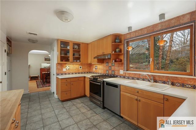 25 Voorhees Place, Metuchen, NJ 08840