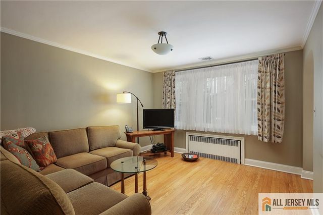 25 Voorhees Place, Metuchen, NJ 08840