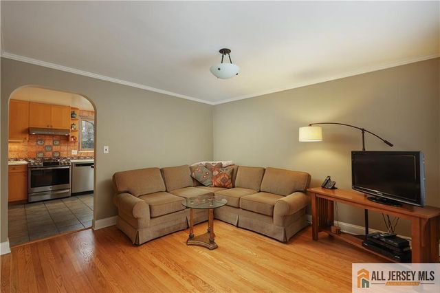 25 Voorhees Place, Metuchen, NJ 08840