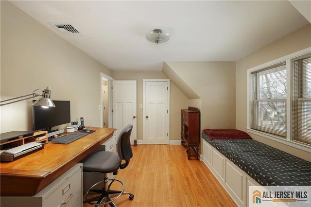 25 Voorhees Place, Metuchen, NJ 08840