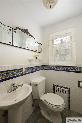 25 Voorhees Place, Metuchen, NJ 08840