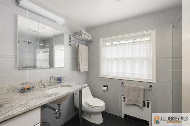 25 Voorhees Place, Metuchen, NJ 08840