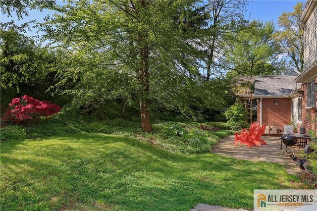 25 Voorhees Place, Metuchen, NJ 08840