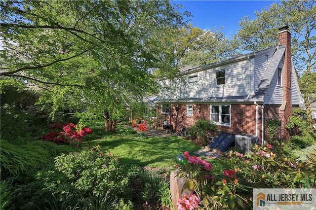 25 Voorhees Place, Metuchen, NJ 08840