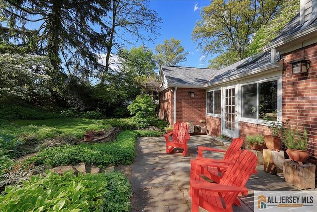 25 Voorhees Place, Metuchen, NJ 08840