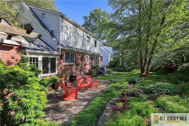 25 Voorhees Place, Metuchen, NJ 08840