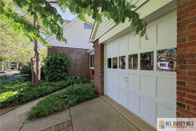 25 Voorhees Place, Metuchen, NJ 08840