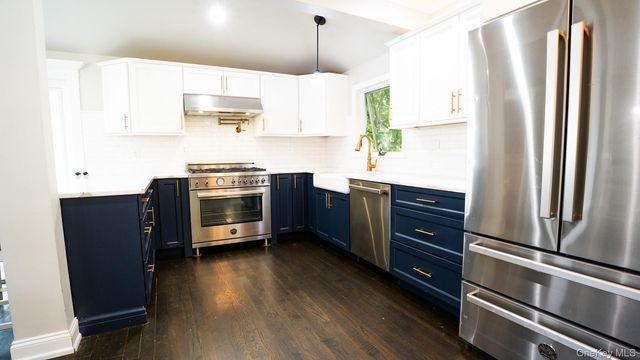 14 Easton Street, Lindenhurst, NY 11757