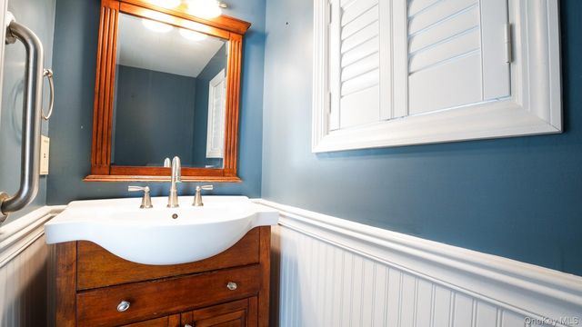 14 Easton Street, Lindenhurst, NY 11757