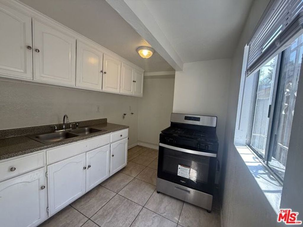 11233 Raymond Avenue, Los Angeles, CA 90044