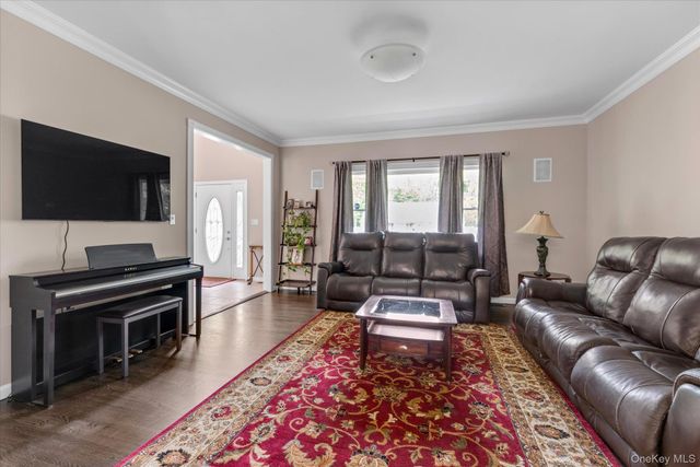 31 9th Avenue, Kings Park, NY 11754