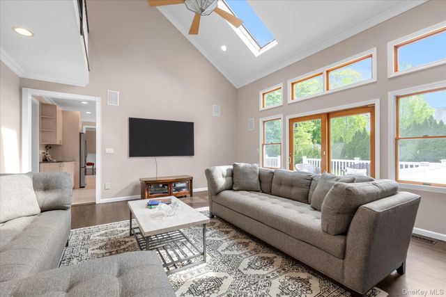 31 9th Avenue, Kings Park, NY 11754