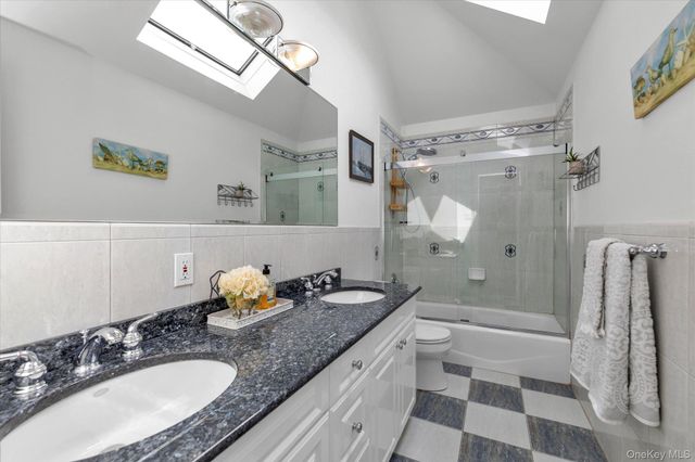 31 9th Avenue, Kings Park, NY 11754