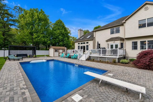 31 9th Avenue, Kings Park, NY 11754