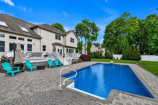 31 9th Avenue, Kings Park, NY 11754