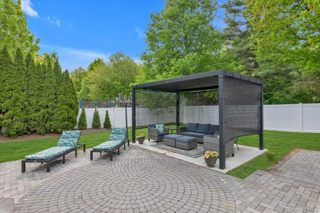 31 9th Avenue, Kings Park, NY 11754