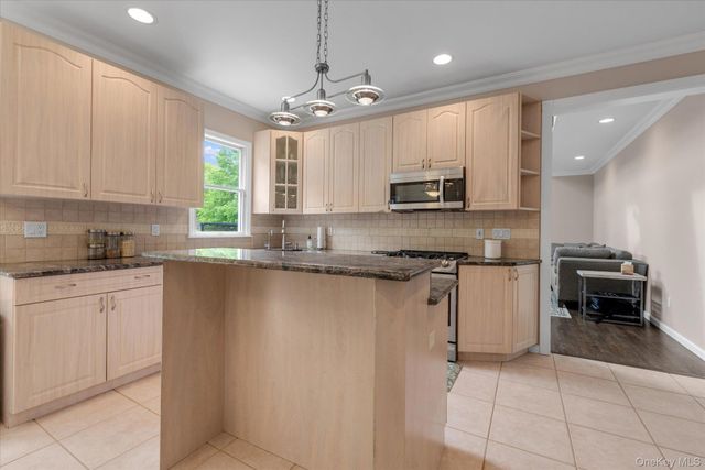 31 9th Avenue, Kings Park, NY 11754