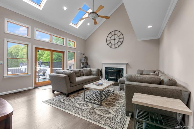 31 9th Avenue, Kings Park, NY 11754