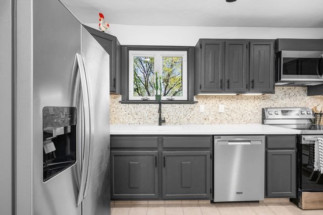 186 Compos St, Somerset, MA 02726