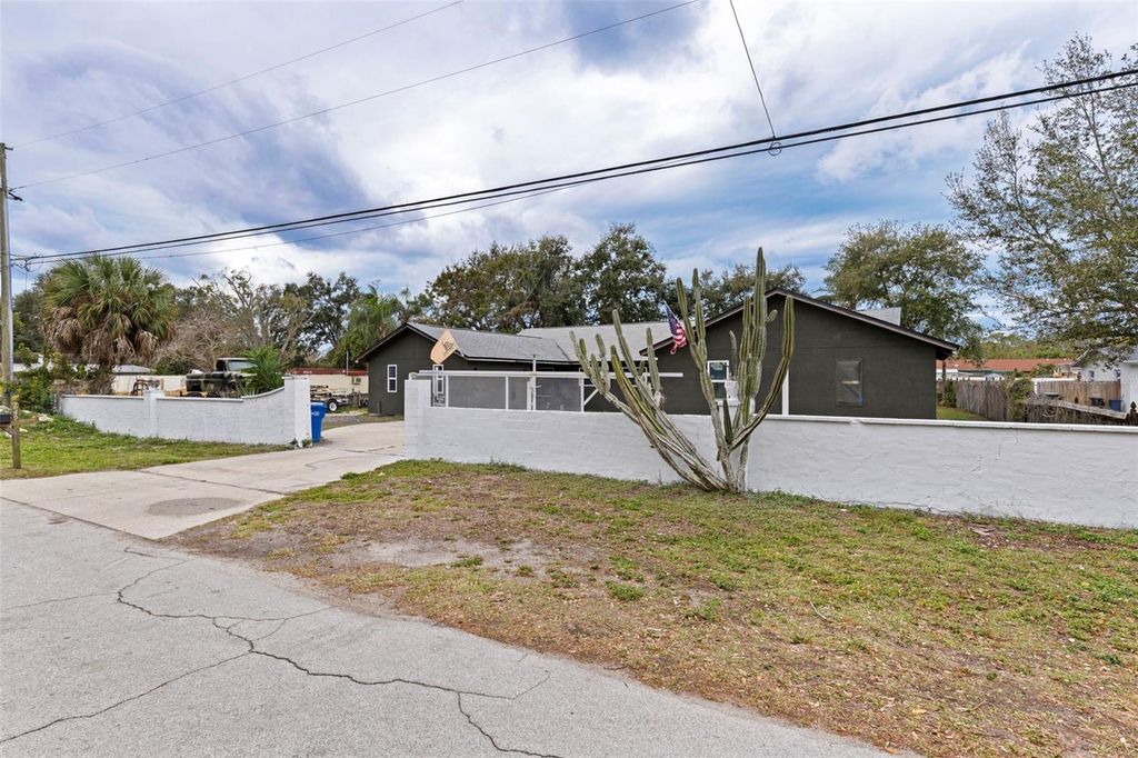 Image 2 of property listing at 649 16TH STREET NW, Largo, FL 33770