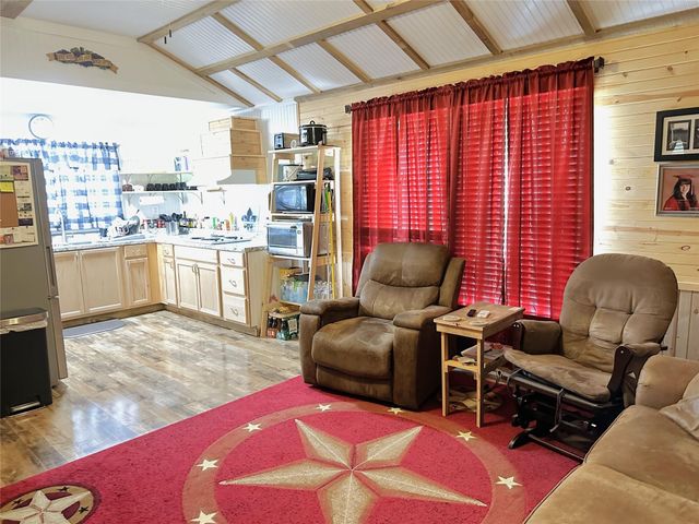 102 Worthy Street, Donie, TX 75838