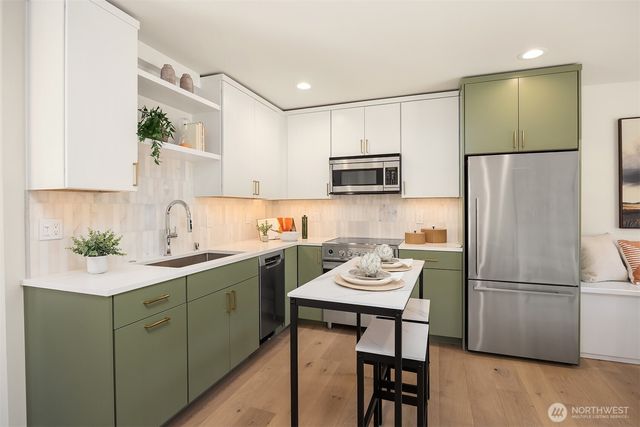 7062 Cleopatra Place NW, Seattle, WA 98117