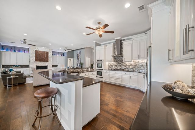 6400 Oak Hollow Drive, Burleson, TX 76028