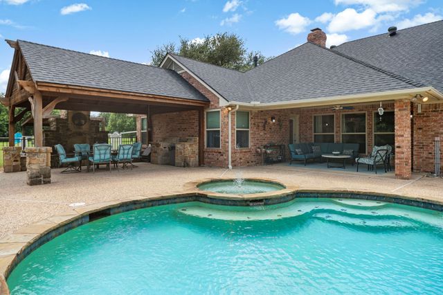6400 Oak Hollow Drive, Burleson, TX 76028