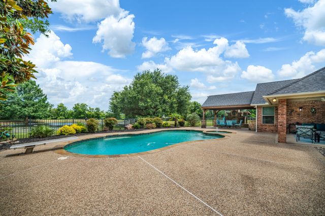 6400 Oak Hollow Drive, Burleson, TX 76028