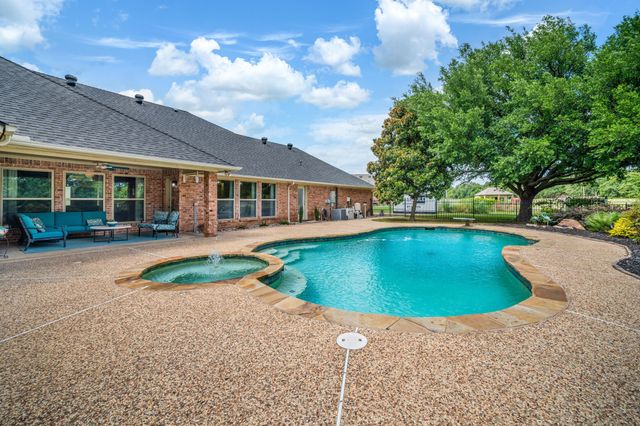 6400 Oak Hollow Drive, Burleson, TX 76028
