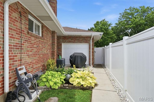 7436 Sharp Avenue, St Louis, MO 63116